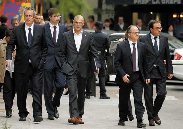 <p>Fiscal pide orden de detención de Puigdemont y exautoridades catalanas quedan en prisión</p>