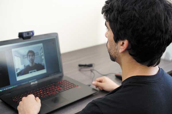 Crean solución para facilitar la comunicación de personas sordas