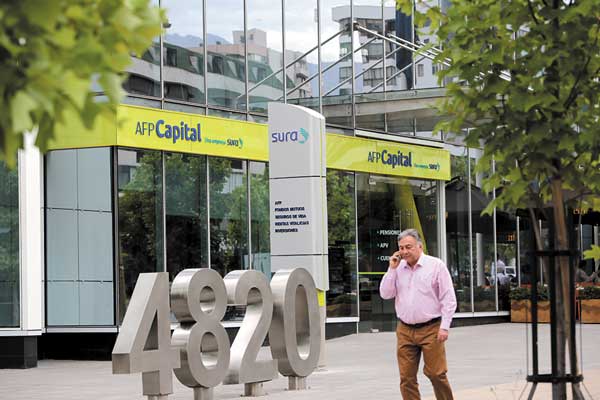 Desde viajes al exterior hasta bonos por uniforme: los incentivos de las AFP para sus trabajadores