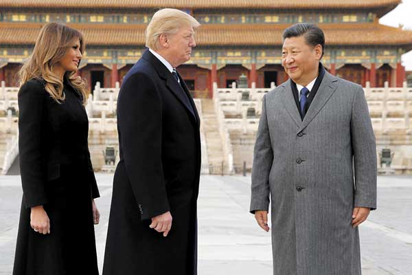 Trump aterriza en China tras endurecer amenazas contra Corea del Norte