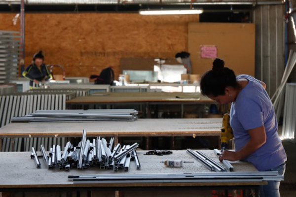 Mujeres extranjeras solicitan mayores sueldos que las chilenas a la hora de pedir trabajo