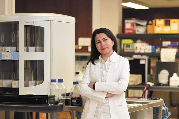 Científicas al poder: Al acecho de virus y bacterias