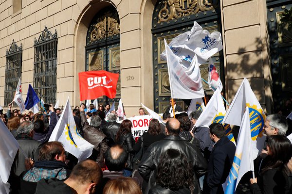 Reajuste sector público: Ministerio de Hacienda se sincera y ofrece 1,9% nominal