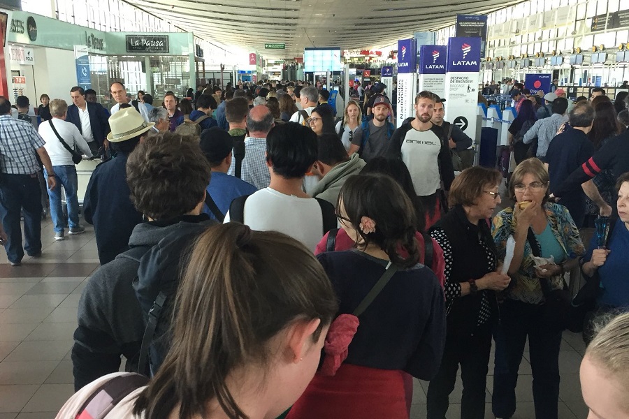 <p>La impresionante fila que estresó a miles de pasajeros en el aeropuerto de Santiago</p>