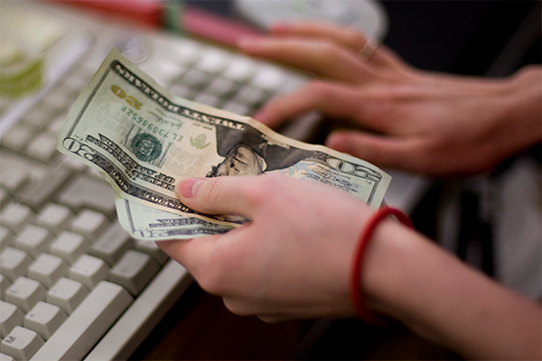 $630 retrocede el dólar en medio de ambiente electoral y atento a reunión del Central