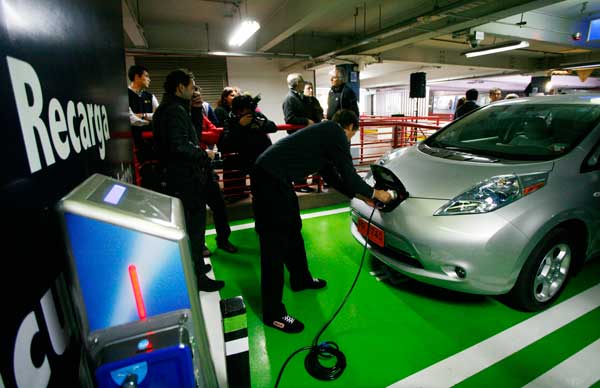 Gobierno evalúa vías exclusivas y subsidios para fomentar autos eléctricos