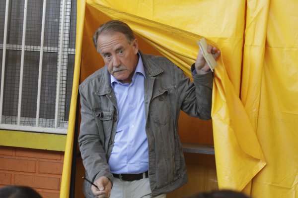 El optimismo de Artés tras votar: "Vamos a tener un porcentaje de votos interesante"
