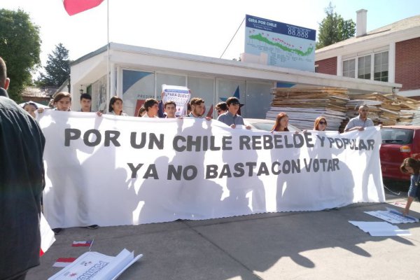 Carabineros desaloja a grupo de estudiantes tras tomarse el comando de Piñera