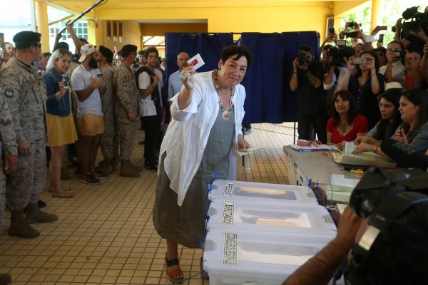 Beatriz Sánchez se emociona tras votar: "Estoy súper contenta por el cariño recibido"