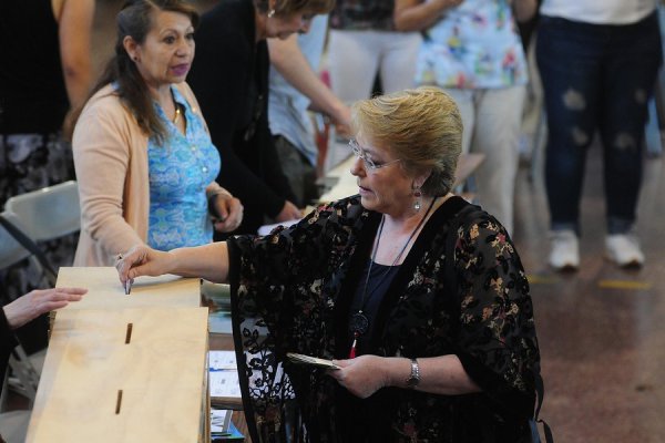 Presidenta Bachelet votó con claro llamado a participar en jornada electoral