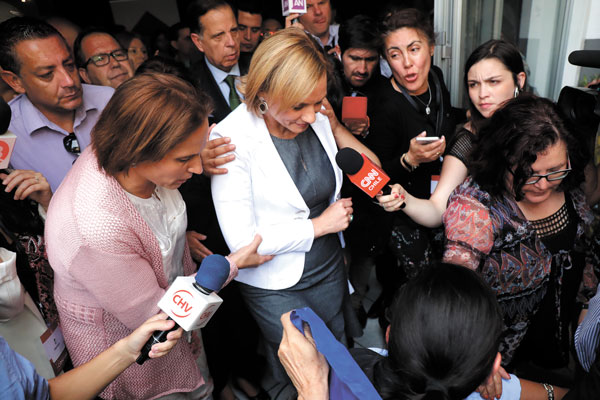 Tras debacle electoral y fuerte presión de la disidencia, Goic renuncia a presidencia de la DC
