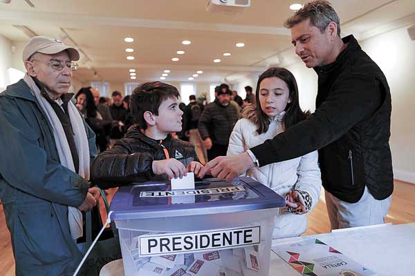 Por primera vez chilenos en el exterior ejercen derecho a votar por presidente