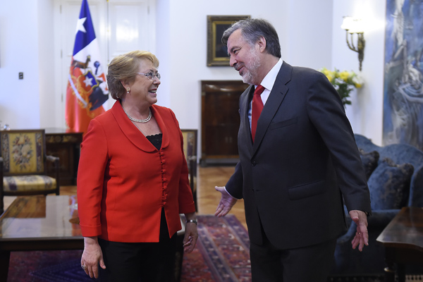 Guillier recibe apoyo de Bachelet en La Moneda y reestructura su comando para el balotaje