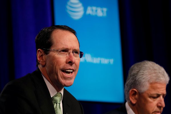 EEUU abre batalla legal contra AT&T y empresa acusa injerencia política