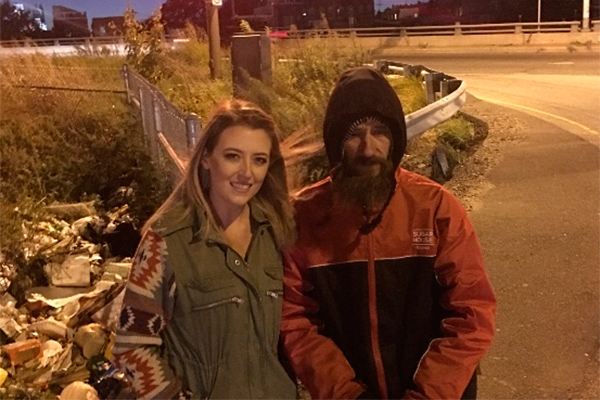 Una joven recauda US$ 225.000 para un desamparado que la ayudó con la única plata que tenía