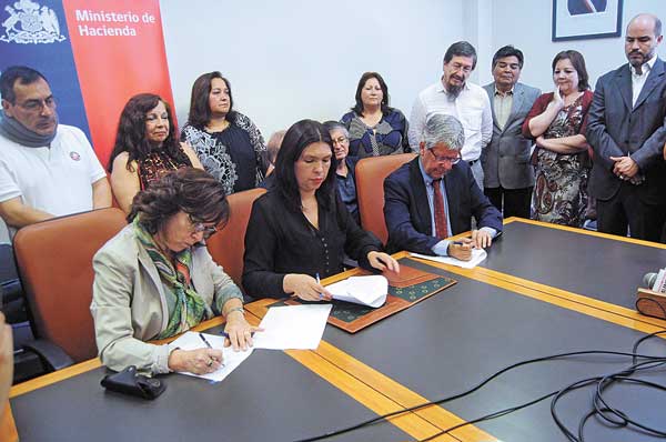 Gobierno y trabajadores firman acuerdo con al menos 12 beneficios monetarios