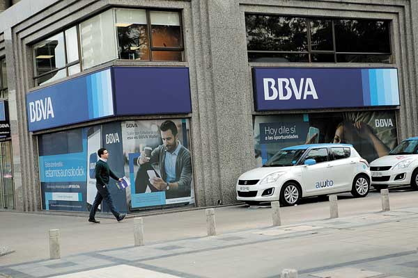 Grupo Said logra que Scotiabank suba oferta por BBVA Chile, pero primera opción sería quedarse como socio