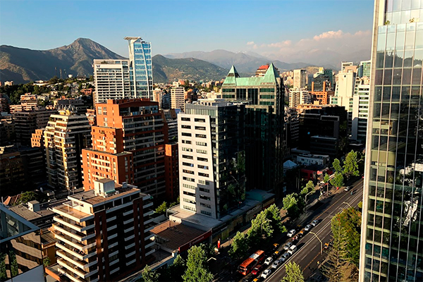 Santiago es la ciudad más cara de la región para habilitar oficinas