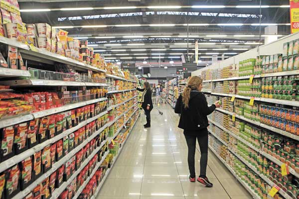 Ventas de supermercados se estancan en Chile: mercado informal gana terreno