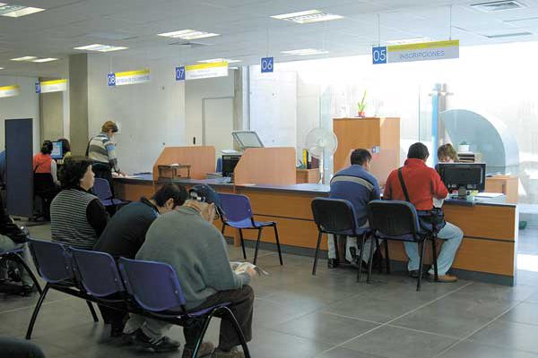 Más empleos públicos y cuenta propia limitan el deterioro del mercado laboral