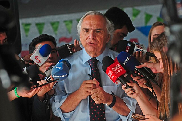 "Meter la mano al bolsillo": Chadwick acusa influencias del PC en declaraciones de Guillier