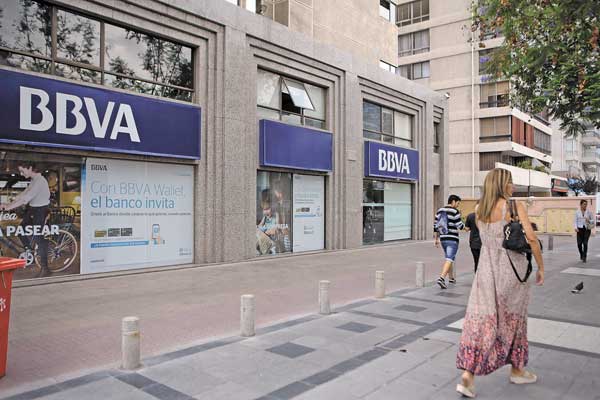 Mercado considera la compra de BBVA Chile por parte de Scotiabank como “barata”