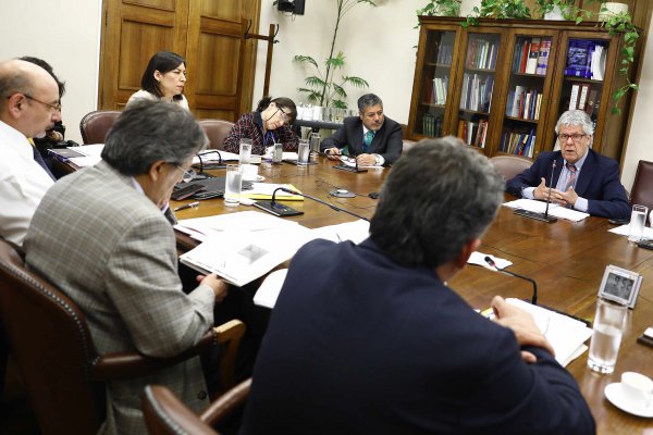 Eyzaguirre cuestiona exceso de fiscalización sobre Codelco por pugna con Contraloría
