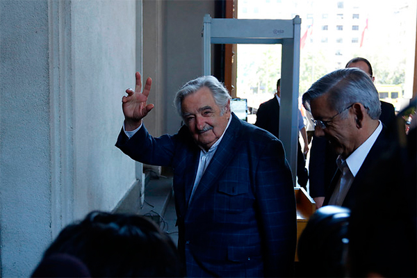 Pepe Mujica arriba a Chile para el cierre de la campaña de Alejandro Guillier