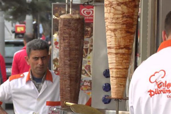 La "guerra del kebab" termina y la Unión Europea acepta regulación más laxa para tradicional plato árabe