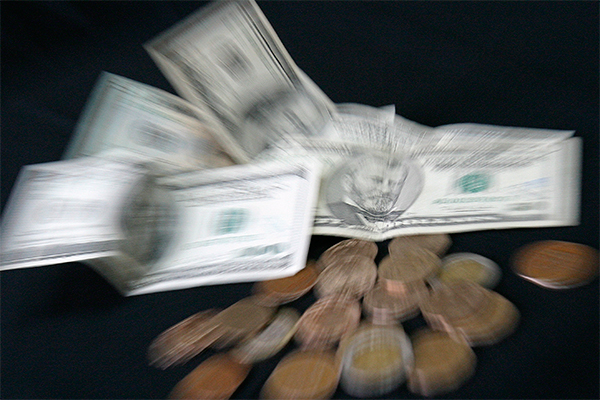 El dólar sufre una de las mayores caídas del año y llega a mínimos desde fines de noviembre