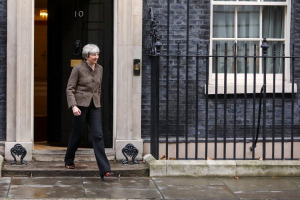 La UE da luz verde a negociaciones por el Brexit y Theresa May anota su mayor victoria política