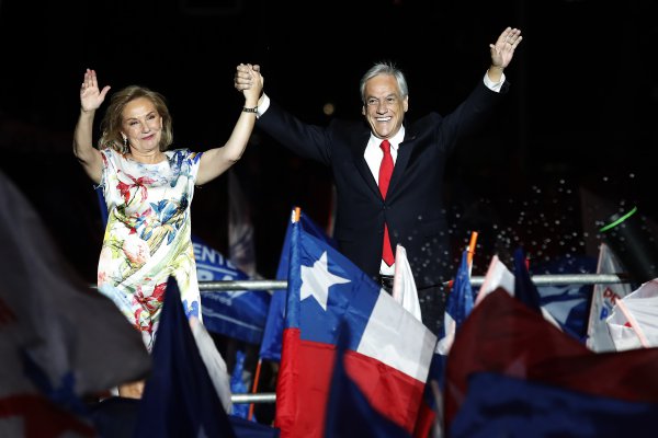 Sebastián Piñera da su discurso como presidente electo .