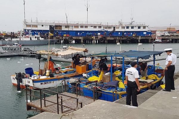 Armada captura tres embarcaciones peruanas por pescar en zona económica chilena