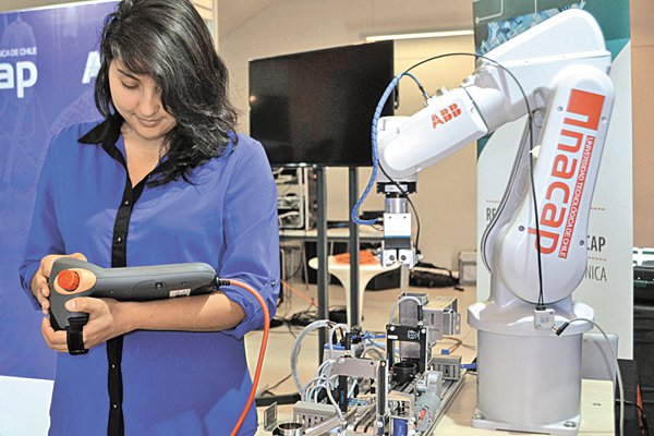 Inacap adquiere la mayor cantidad de robots industriales para uso académico de Chile: son los mismos de Iron Man 3
