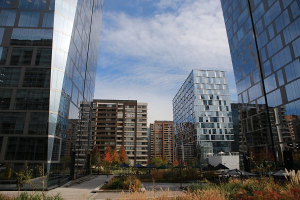 Nueva Las Condes registra baja histórica en vacancia de oficinas prime y desplaza a El Golf