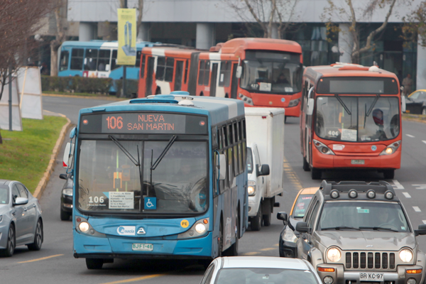Carrera por el Transantiago enfrenta sus primeras bajas en la antesala de entrega de ofertas
