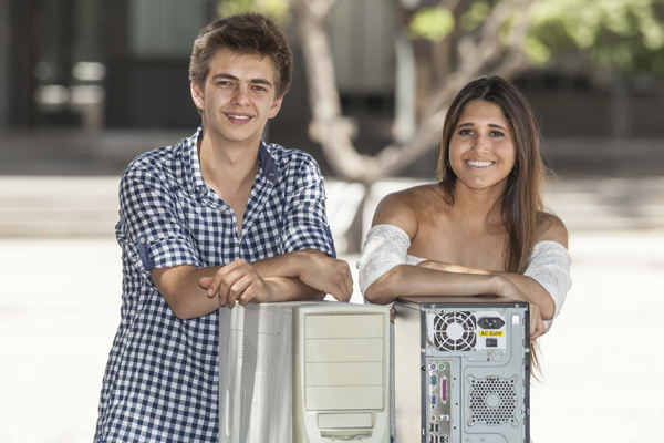 Estudiantes de la UC se proponen reducir la basura tecnológica de Chile y regalan computadores rearmados