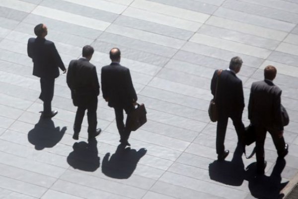 ¿Cuánto ganan y de qué universidades egresan los abogados junior mejor pagados?