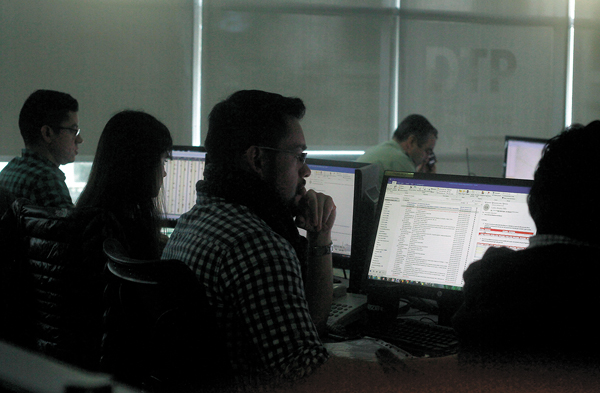 Baja sueldo de ingenieros en medio de un alza en el desempleo del sector y una marcada brecha de género