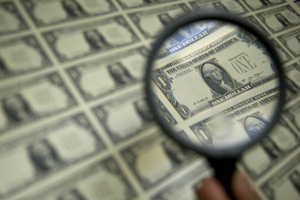 La caída global del dólar podría hacer que los bancos centrales reconsideren las tasas