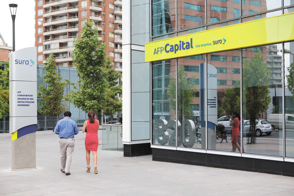 Dirección del Trabajo otorga a AFP Capital sólo 48 trabajadores para sus servicios mínimos