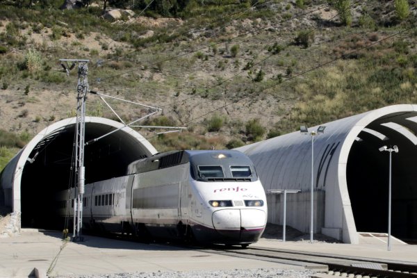 Consorcio chileno-chino lleva a Bachelet millonaria propuesta para tren de alta velocidad entre Santiago y Valparaíso
