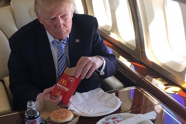 Trump solo come Big Macs porque tiene terror a ser envenenado, dice polémico libro que desató el furor presidencial