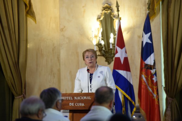 Bachelet defiende la política exterior de su gobierno en su polémica gira a Cuba