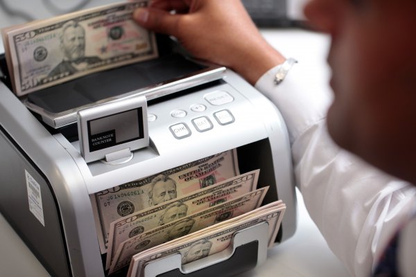 Dólar cierra con leve baja pero se niega todavía a romper la barrera de los $ 600