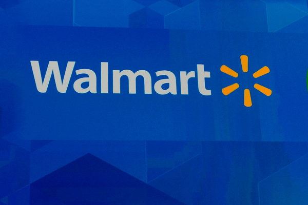Primeros frutos de reforma tributaria de Trump: Walmart eleva salario mínimo