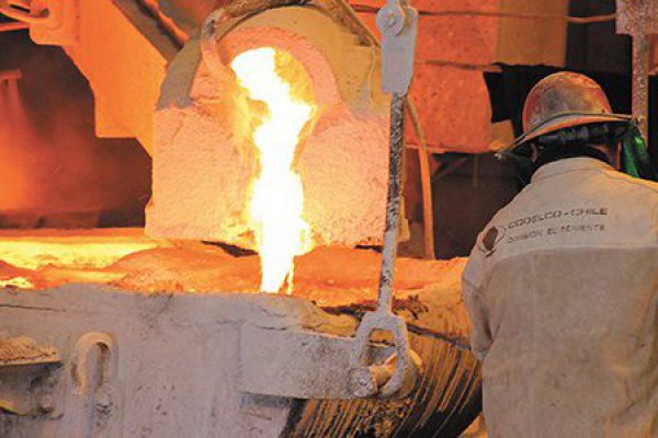 Cobre inicia la semana con fuerte alza y se ubica en mayor precio en más de tres años