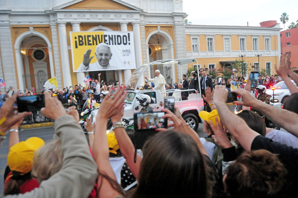 Papa Francisco ya está en Chile y se reúne hoy con Bachelet: habrá agenda sin exclusiones