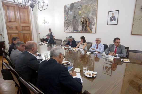 Exministro Rodrigo Valdés advirtió en 2016 al Banco Mundial que cambio metodológico perjudicaría a Chile