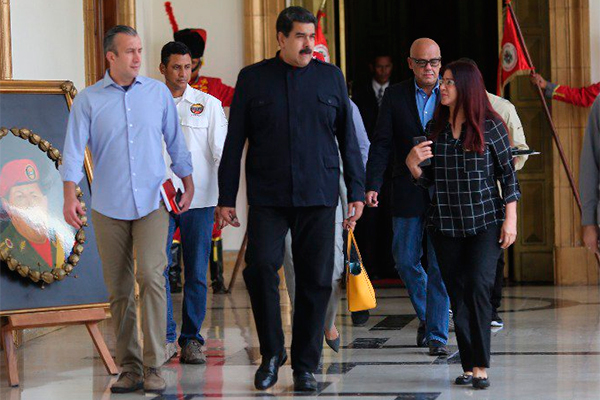 Unión Europea aprueba acuerdo para sancionar a siete altos cargos de Maduro